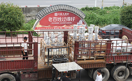 我公司磁性材料真空自動上料機(jī)發(fā)往河北